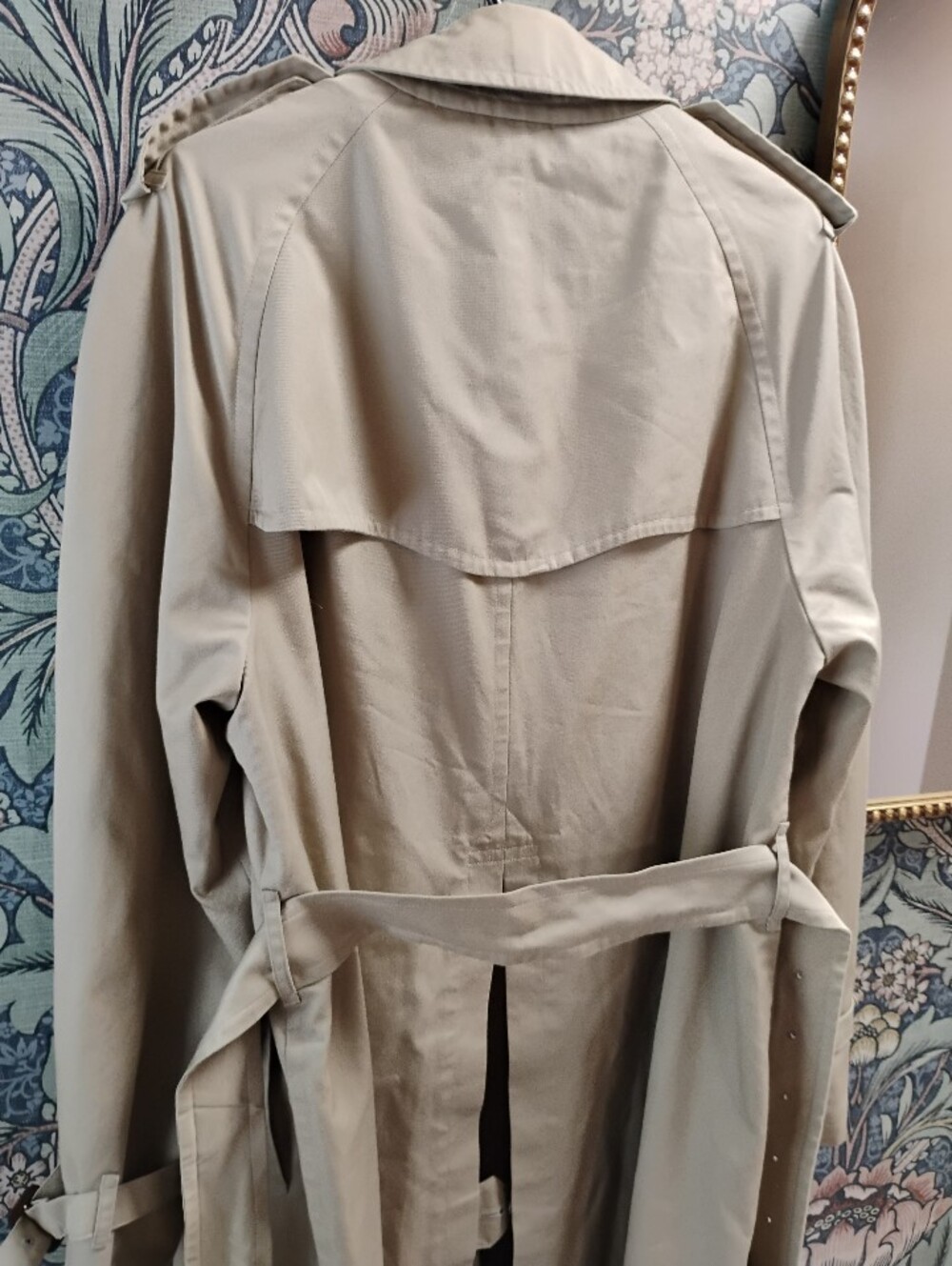 Vintage Burberry Beige Women's Trench Coat with Signature Check Lining - Picture 4 of 13